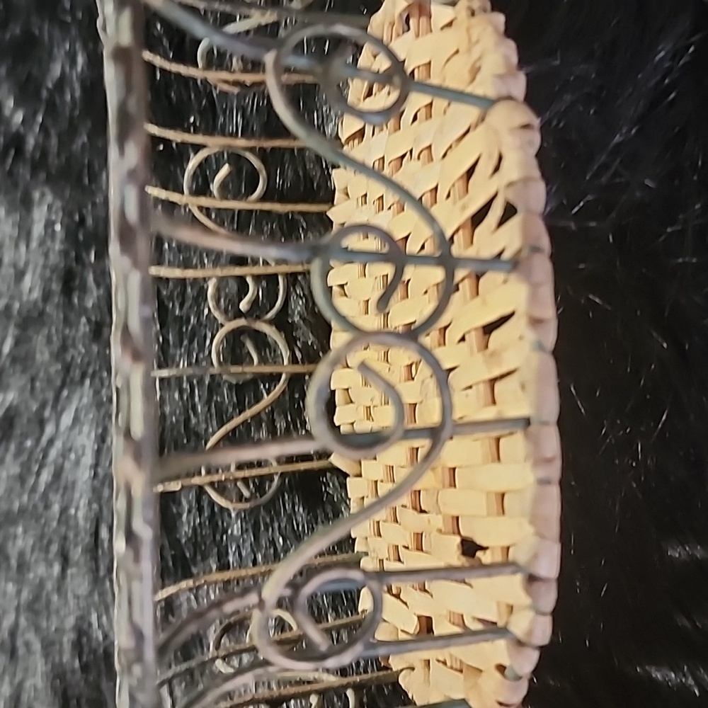 Elegant Woven Basket with Metal Accents. Vintage. - Picture 5 of 6